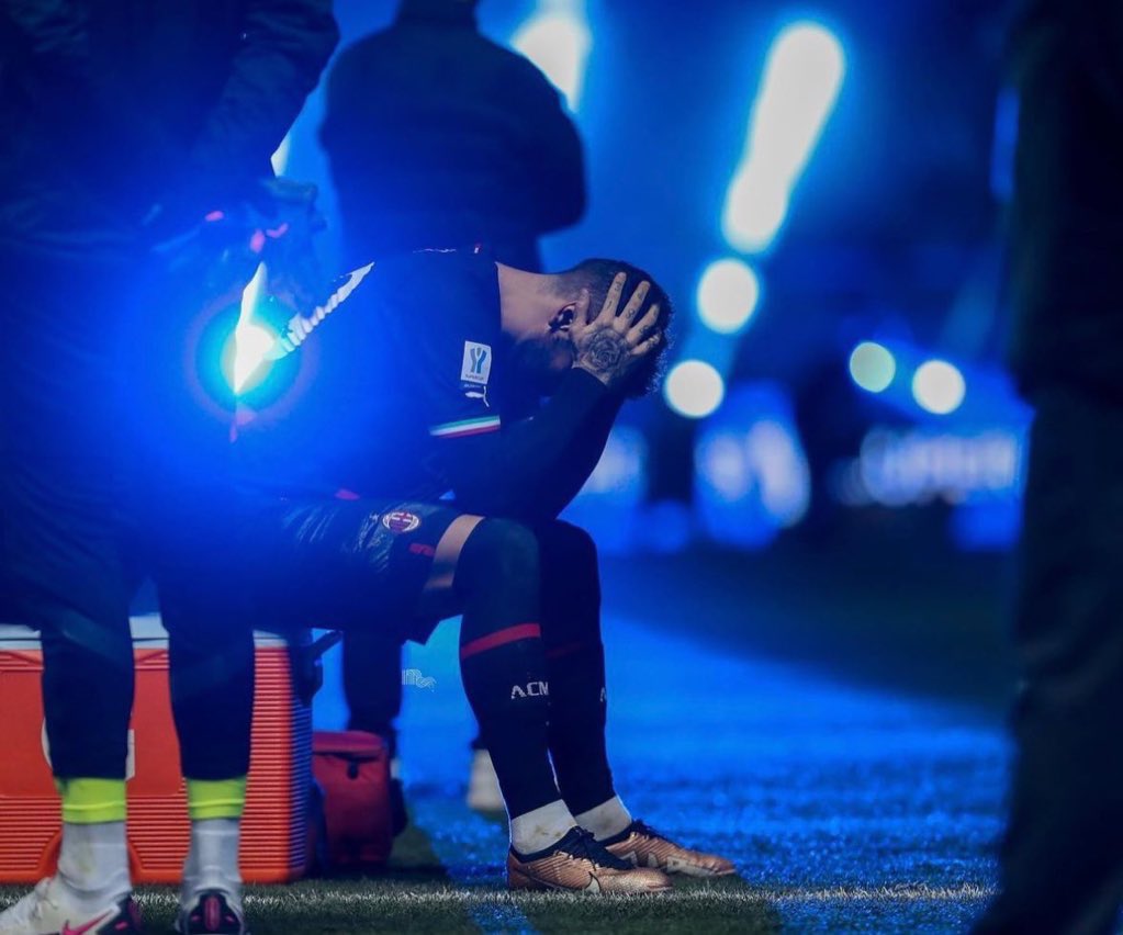 AC_Pain_'s tweet photo. 🧠: Battere l’Inter il 16 sarà impossibile, ormai siamo fuori. 

❤️: Succede solo a chi ci crede, il Milan non muore mai. https://t.co/BNTVoGXqYz