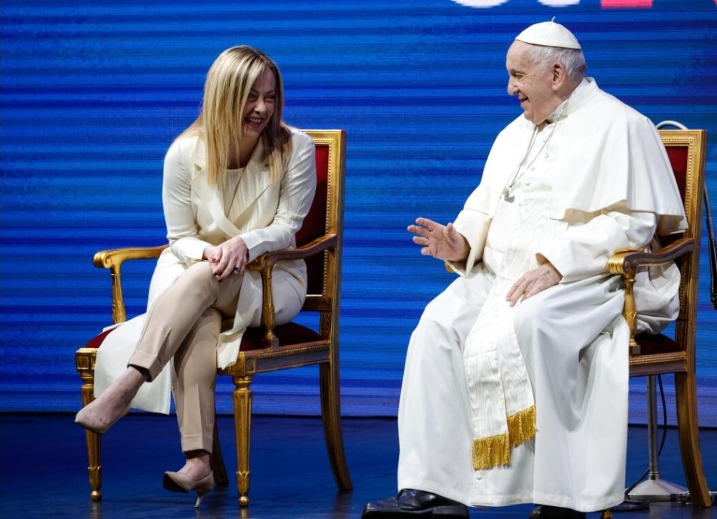 SixtusVI's tweet photo. No, non ero io vicino a #PapaFrancesco.
Credo fosse un'altra pretendente al soglio. https://t.co/7eTHHddigh