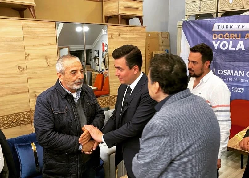 İtfaiye Meydanının gülen yüzü, kıymetli Çamlıdereli esnaf hemşerilerimizi Milletvekili adayımız Osman Gökçek ile birlikte ziyaret ettik.
Çamlidere'li Hemşerilerimiz Cumhurbaşkanımız Sn: Recep Tayyip Erdoğan ve AK Partimizin yanında olduklarını bir kez daha belli ettiler.