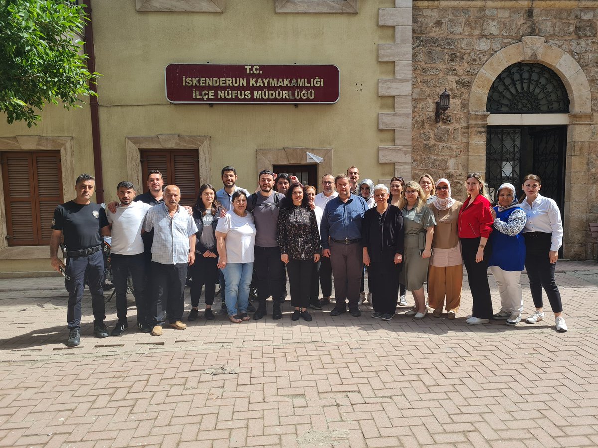 NufusIskenderun's tweet photo. Deprem sonrasında gönüllü olarak gelen , yardımlarını esirgemeyen canla başla çalışan İstanbul ekibine çok teşekkür ederiz, güzel günlerde görüşmek dileğiyle...@sefikaygol @HatayNufus @PNRACIKGOZ @nazmicicekk https://t.co/1FcQjb5I4j