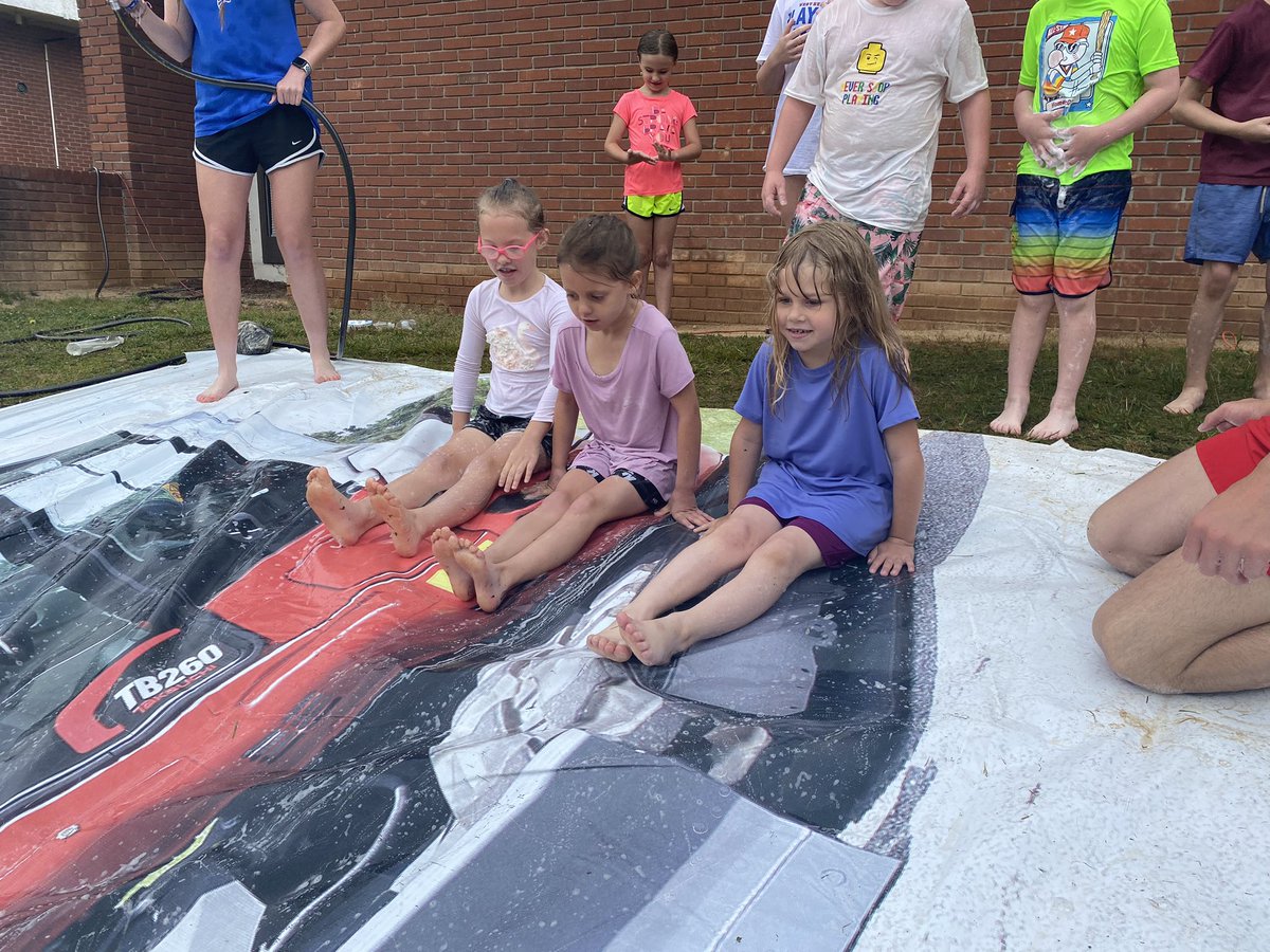 mrspruittfirst's tweet image. So much fun today! Field day is the BEST! @MillsRiverSch #heretofly