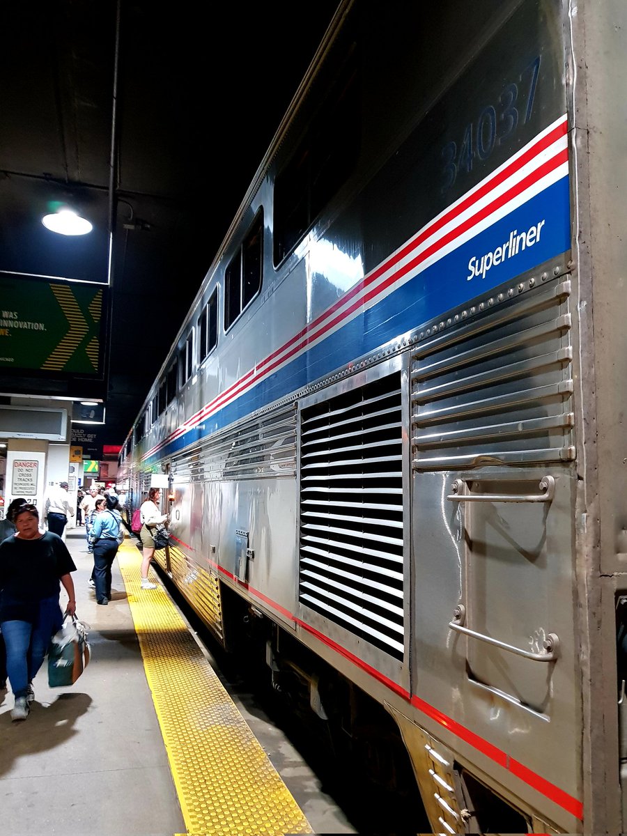 jessybkk's tweet photo. Der #Amtrak-Zug "Texas Eagle" von Chicago nach San Antonio hat #Superliner-Waggons hoch wie ein 2-stöckiges Haus und wird für die nächsten 24 Stunden mein Zuhause sein ⭐🦅 #coast2coastroundup #reisetagebuch https://t.co/nnFjkp08V6