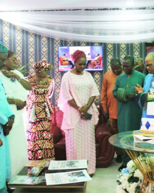 mlgca_lasg's tweet photo. Today, Management & Members of Staff of the Ministry celebrated the birthday of the SA to Mr Governor on Local Government and Community Affairs; Mr Bolaji Kayode Robert.
#ForAGreaterLagos
#IgbegaIpinleEko
#AjumoseNi
#mlgca
#BiBiiRe
#happybirthday https://t.co/9FciwrnX54