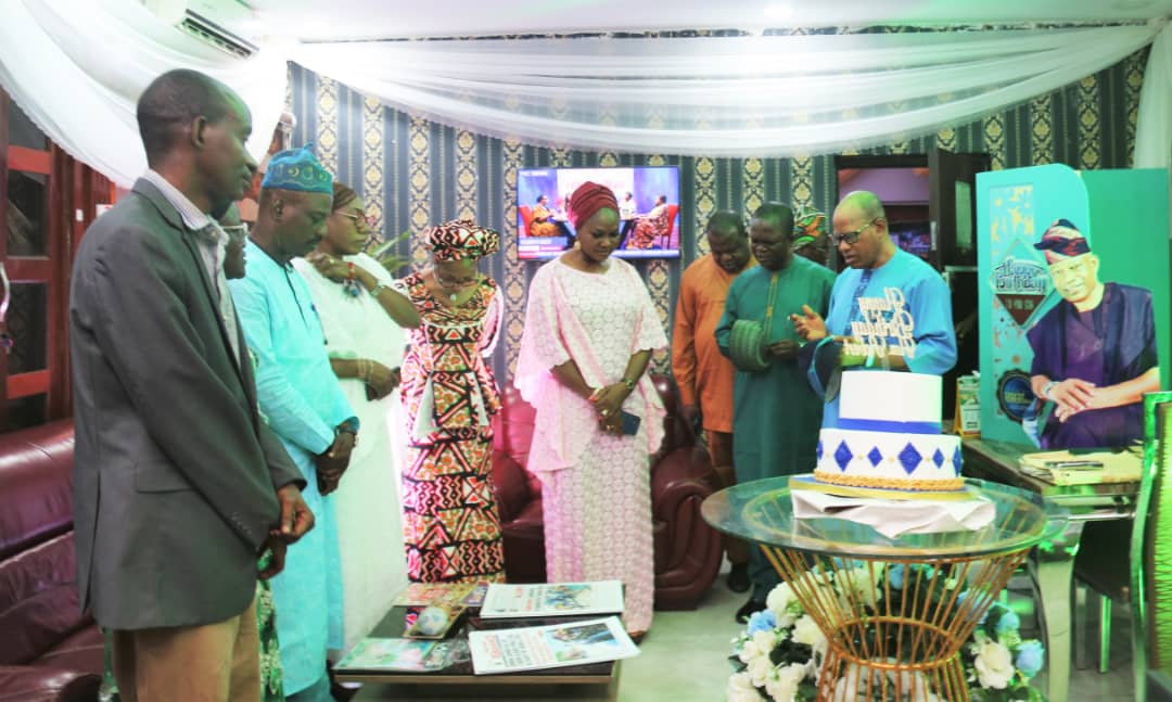 mlgca_lasg's tweet photo. Today, Management & Members of Staff of the Ministry celebrated the birthday of the SA to Mr Governor on Local Government and Community Affairs; Mr Bolaji Kayode Robert.
#ForAGreaterLagos
#IgbegaIpinleEko
#AjumoseNi
#mlgca
#BiBiiRe
#happybirthday https://t.co/9FciwrnX54