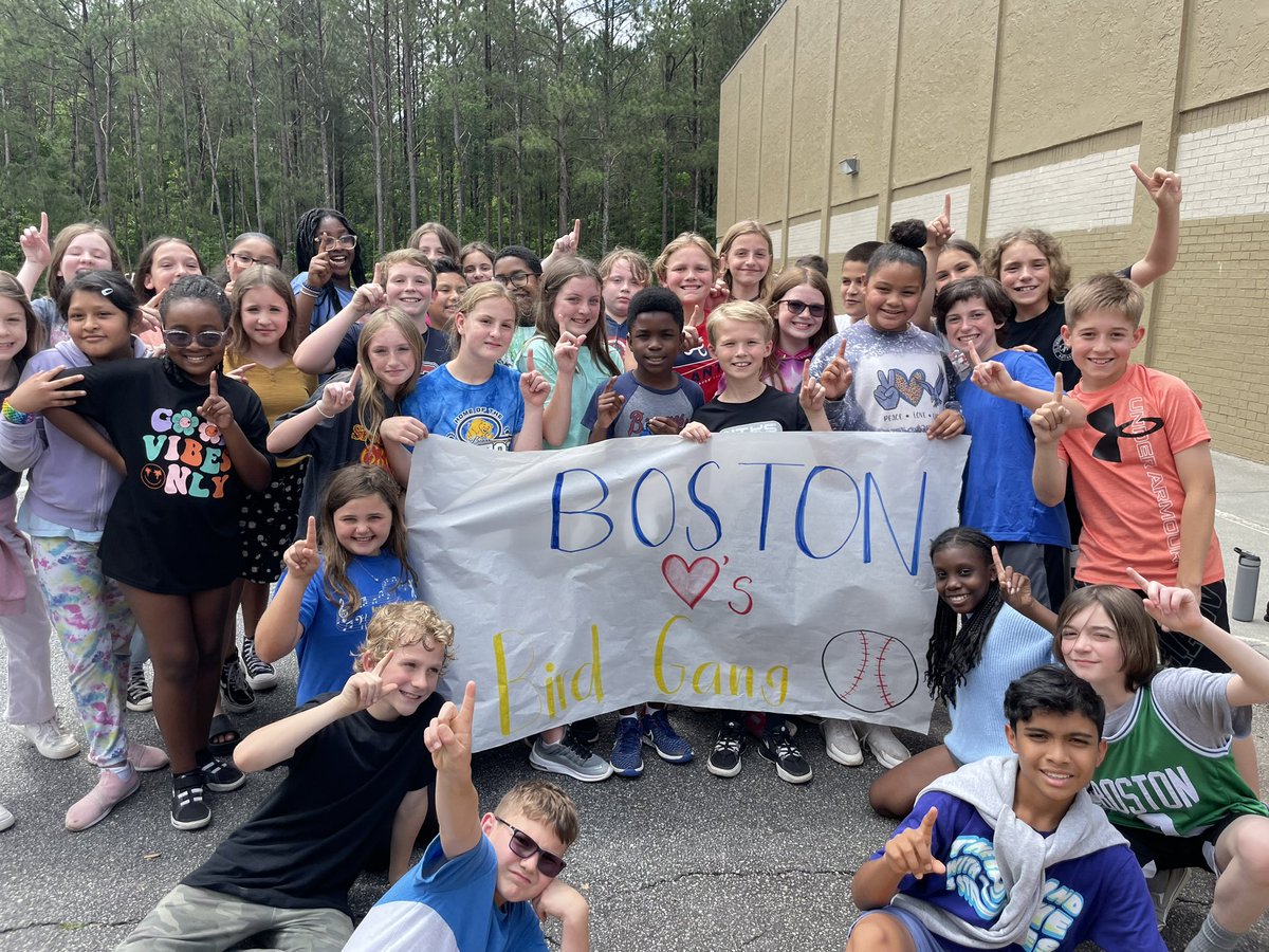 Lori Moore tweet media