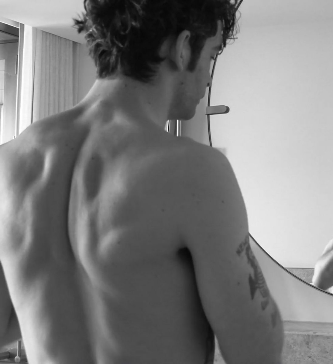 1989healy's tweet photo. His back holy fuck https://t.co/vx8bCsfewk