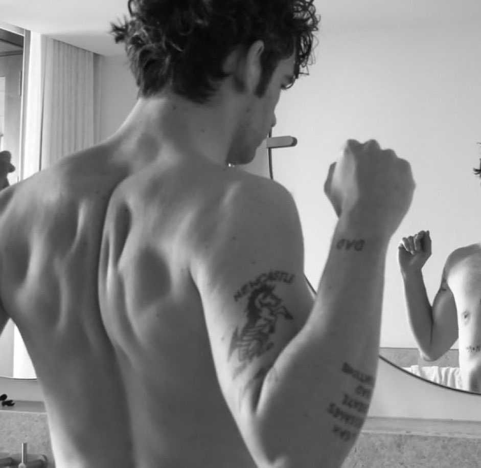1989healy's tweet photo. His back holy fuck https://t.co/vx8bCsfewk
