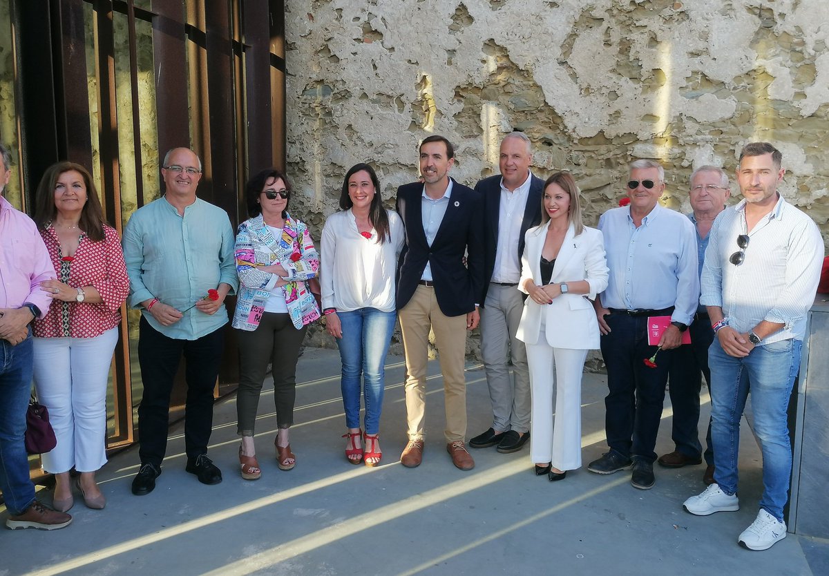 psoedealgeciras's tweet photo. 🌹Nuestra candidata a la Alcaldía de #Algeciras, @ArrabalRocio, y varios compañeros del @psoedealgeciras, arropando esta tarde al candidato del @PSOE a revalidar la Alcaldía de #Tarifa, Paco Ruiz Giraldez, junto con el secretario general del @psoecadiz, @JCRuizBoix
#YoConPaco https://t.co/fomZQeCLGc