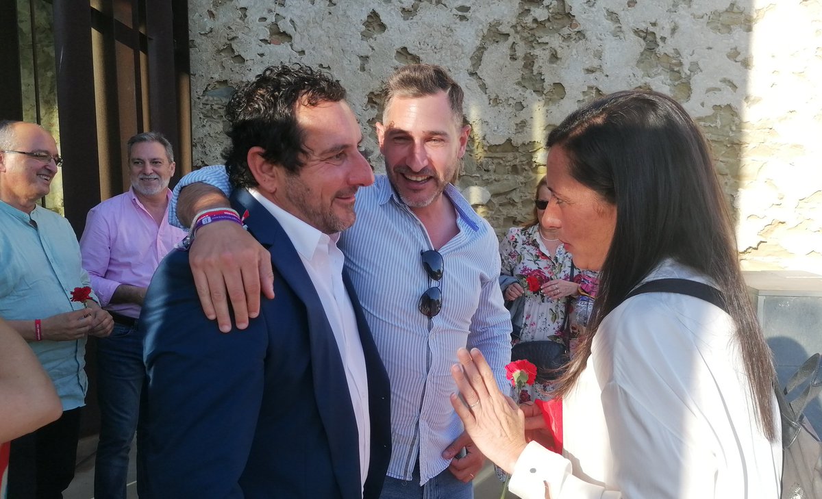 psoedealgeciras's tweet photo. 🌹Nuestra candidata a la Alcaldía de #Algeciras, @ArrabalRocio, y varios compañeros del @psoedealgeciras, arropando esta tarde al candidato del @PSOE a revalidar la Alcaldía de #Tarifa, Paco Ruiz Giraldez, junto con el secretario general del @psoecadiz, @JCRuizBoix
#YoConPaco https://t.co/fomZQeCLGc