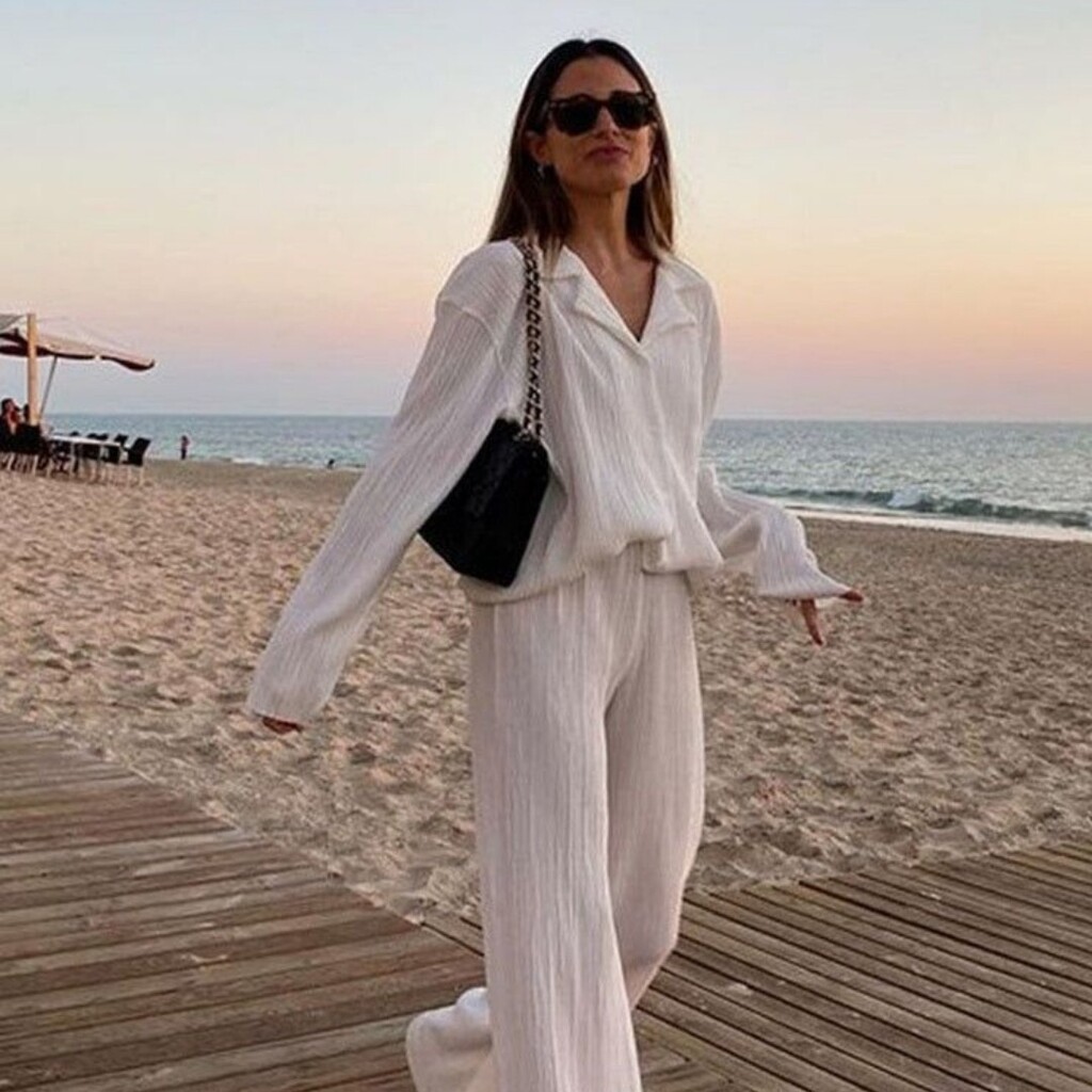 🌸💫 Sade ve klasik tarzıyla öne çıkan bir kadın her zaman büyüleyicidir. Rahatlığından ödün vermeden şıklığını koruyan bu görünümü seviyoruz! ⁣
Poshmall'da bulunan birbirinden şık ve rahat ürünlerle sen de bu tarza sahip olabilirsiniz. Basit detaylarl… instagr.am/p/CsJw_uevi07/