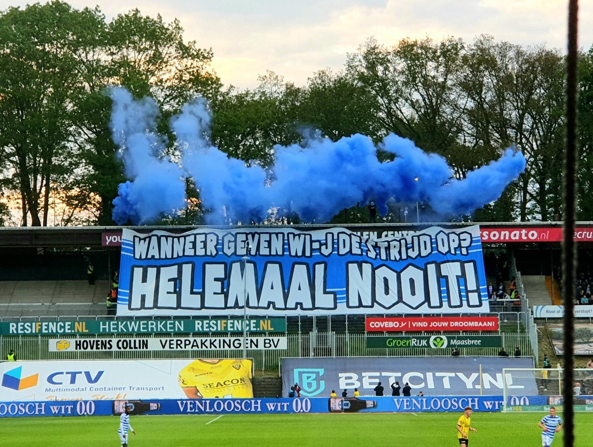 Hoogtepunt van de eerste helft. Slechte pot, super sfeeractie! Respect <a href="/DeGraafschap/">De Graafschap</a>. #VVVgra