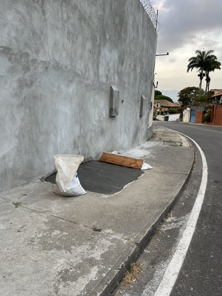 No hay pausa para el ciclo devastador de árboles públicos en <a href="/Chacao/">Alcaldía de Chacao</a> Ya alertábamos que las talas en la 1a avenida Bis de #Altamira serían concluidas con el concreto, a modo de lápida mortuoria. Y así ha sido! #Ambiente #ArbolesParaCaracas