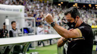 Marquinhos Santos vivia fazendo isso (e até mais) pra torcida do time desse btl e ele mete essa… 😂