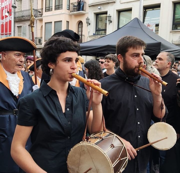 MiqueletsBDN's tweet photo. Músics acompanyants de Miquelets al Pregó de #festesdemaig2023 a #Badalona (Foto @barraueta @xaviortiz20_) @estudisfesta https://t.co/YaOCO4A9tW