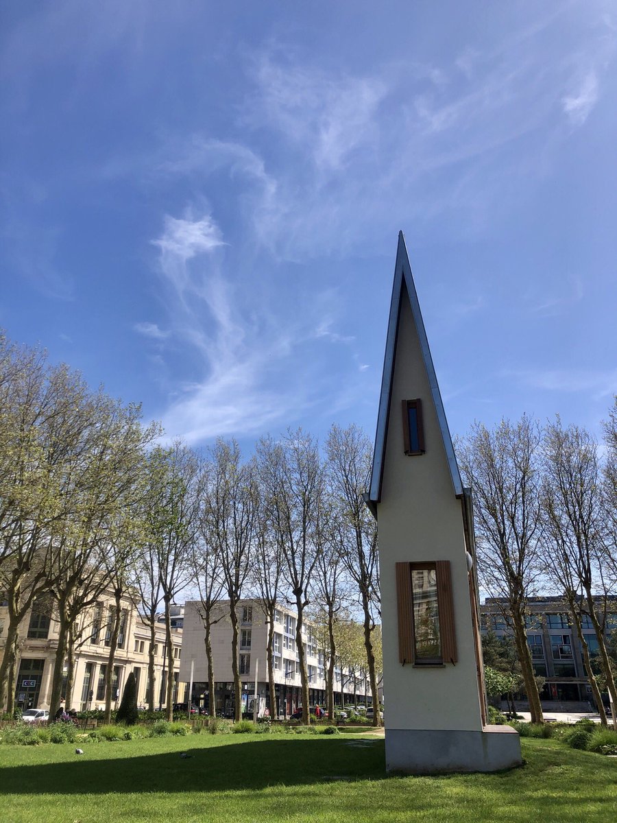 LHsansfiltre's tweet photo. La Norrow House V2 d’Erwim Würm dans le Square Erignac new look récemment re ouvert. Sûrement plus que sa V2 lui 🤣
#squareerignac #narrowhouse #uneteauhavre #lehavresansfiltre #trees #arbres #ombres #zebrures
#forêt #presque
#lhqjm #normandy #normandie https://t.co/VveQ3cQNcE