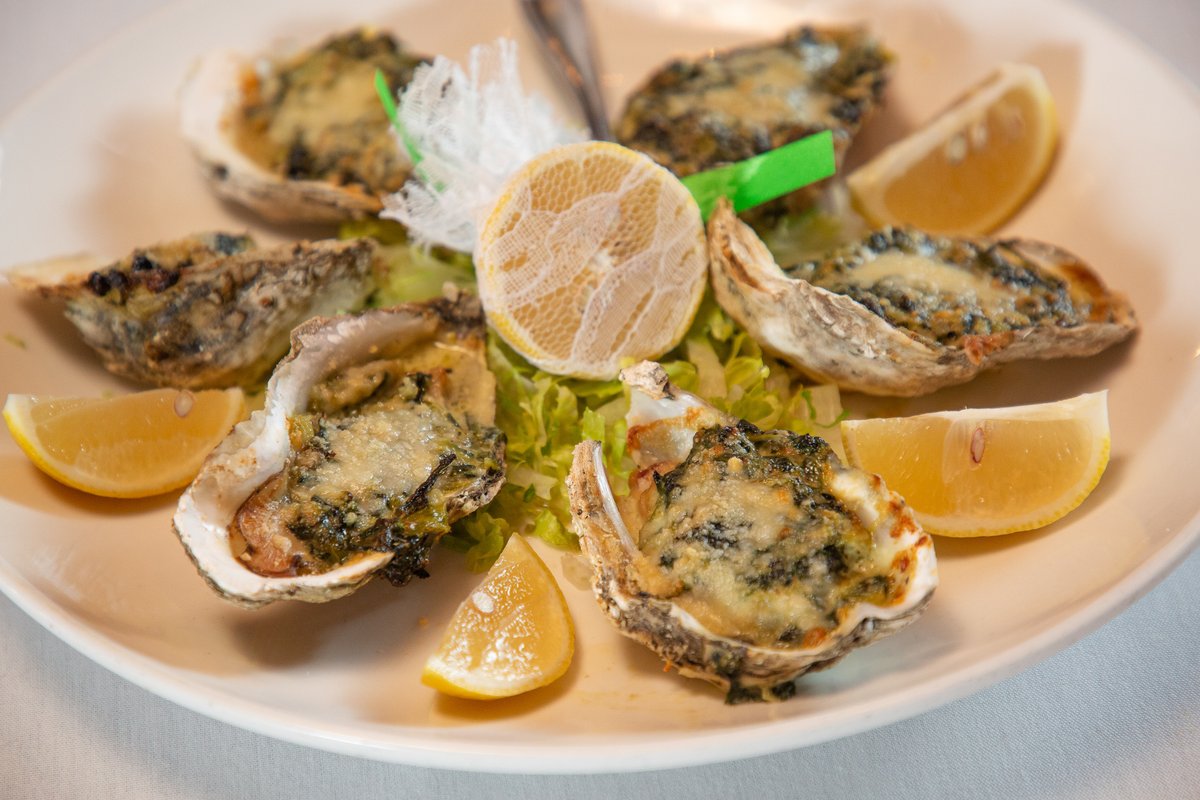 Our favorite way to start any meal is with a plate of our decadent Oysters Rockefeller! 🦪
#oystersrockefeller #supportlocalbusiness #foodandwine #virginiafoodies #visitalx #zagat #saveur #huffposttaste #italiancuisine #onlineordering