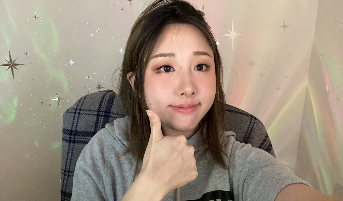 starsmitten_'s tweet photo. Aiden: can you do a thumbnail of you reacting to “finding your bf”
Aiden: …ok what if I said like you saw yamada at a cafe https://t.co/3hYBbCs99w
