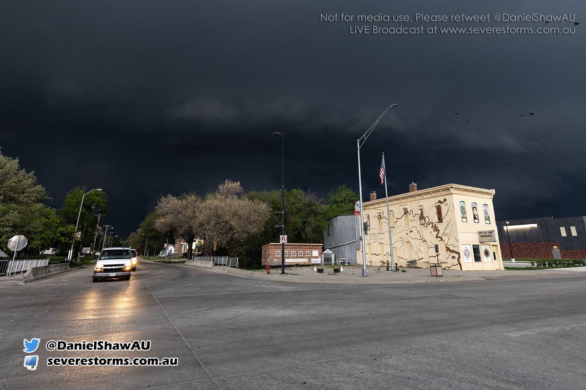 Daniel Shaw on Twitter "Captured 9 mins ago. Tekamah, Nebraska under a tornado warning. Siren