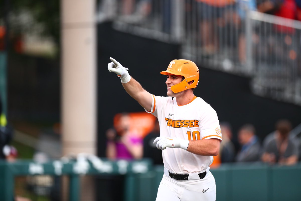 Vol_Baseball's tweet image. B6 | GRIFF. GONE. OPPO. TACO. 

His second big fly of the game and it’s 10-2 Vols!!

#GBO // #OTH // #BeatKentucky
