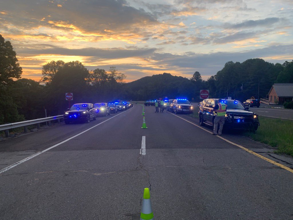 THPChattanooga's tweet photo. District troopers are joined in their efforts with area partners from @NCSHP and @TNHSO to reduce impaired driving. Hands Across The Border events build awareness! #boozeit #loseit https://t.co/I9YKWZQEvL
