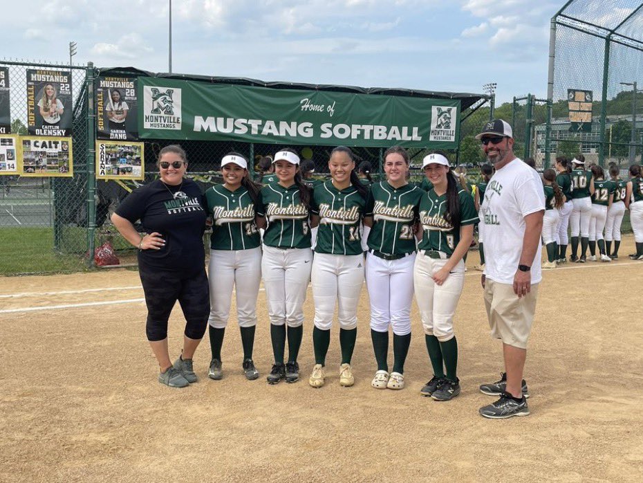 10-0 win over Mendham on senior day. These 5 ladies have been the main reason for our success the past 2 years! We wish them nothing but the best in their future endeavors. @gabbydoncoes23 @sarinadang08 @GraceKowalski14 @MonteLyla @OlenskyCaitlin 🐎