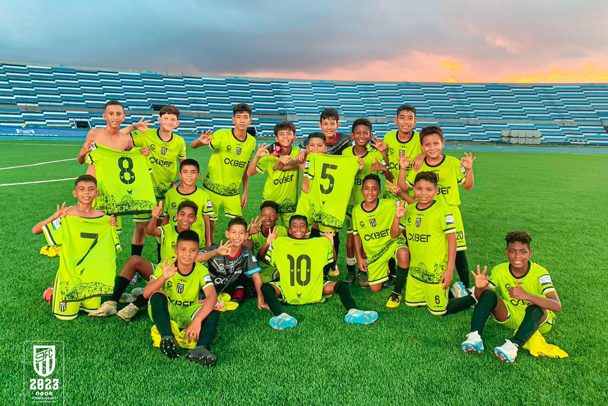 Formativas9Oct's tweet photo. ¡Triunfo de los Octubrinos! 👏🏻🇪🇪

Las categorías Sub 13 y Sub 15 jugaron la segunda fecha del campeonato nacional frente a  @formativasbuhos en el estadio Alberto Spencer. 🏆🇪🇨⚽️

Resultados de los partido:
#9OCT /5-2/ #BÚHOS (Sub13)
#9OCT /1-0/ #BÚHOS (Sub15)

#LaNueveEsperanza https://t.co/60wbpUlCLT