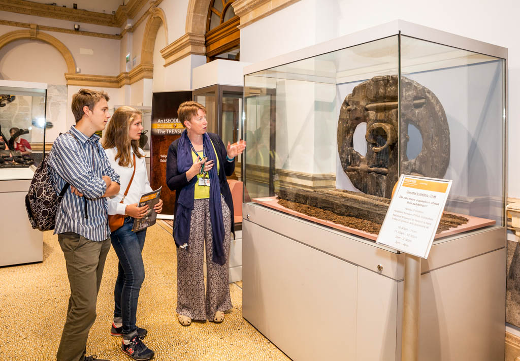 Join our FREE ISL public tours to find out more about life in Ireland from the Stone Age to Early Medieval Ireland &amp; see some of Ireland's most iconic treasures at the National Museum of Ireland- Archaeology @ 2pm on Sat. 20th May- museum.ie/en-IE/Museums/…
