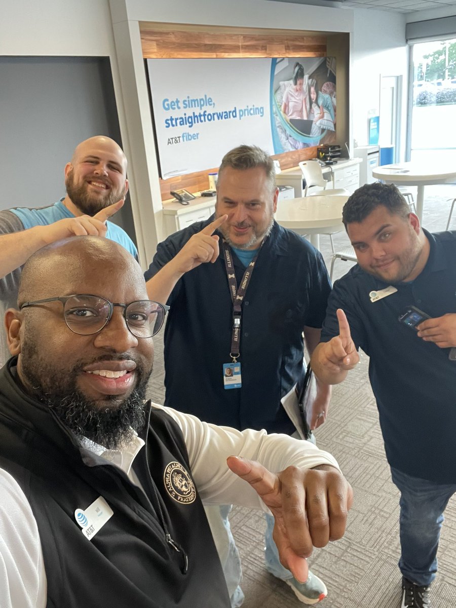 wssmith3rd's tweet photo. Champaign starting the weekend off strong! Not slowing down 🛜🚙💨 @OOwensjr @RenauldoD @HammockJill @shawnglinski @TeamFusionGLM https://t.co/Aer41kgCk5