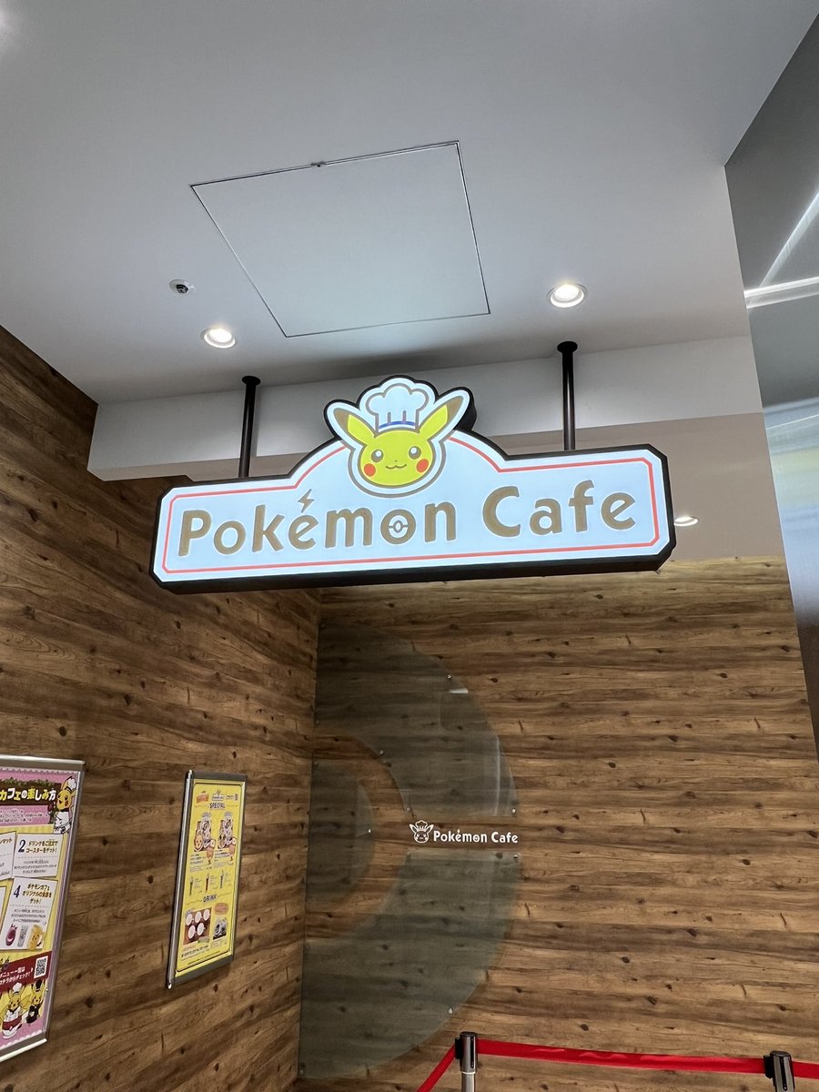 _Jerryl1's tweet photo. Hoy tocó vivir la experiencia del #CentroPokemon mas grande del mundo! Lamentablemente no pude entrar al Café (ojalá que en Osaka) pero ver ese video conmemorando los 27 años de #Pokémon me llenó de una felicidad inmensa! https://t.co/tJYvMNnvLg