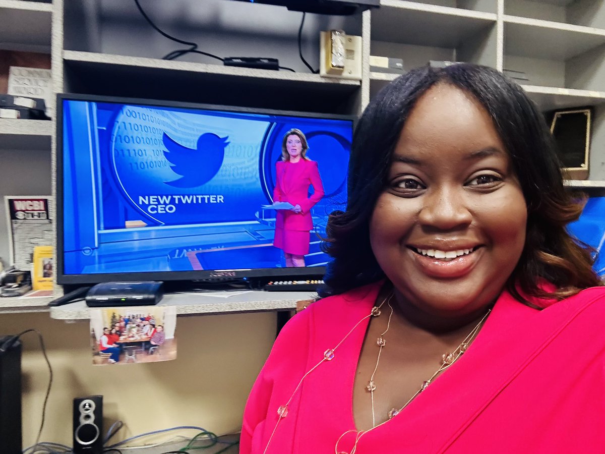 RozFreeman's tweet photo. I took a selfie today with @NorahODonnell because we are color-matching. From @WCBINEWS Mississippi to Washington Dc, Journalists' minds think alike. #CBSNews https://t.co/3HOmlnvu7F