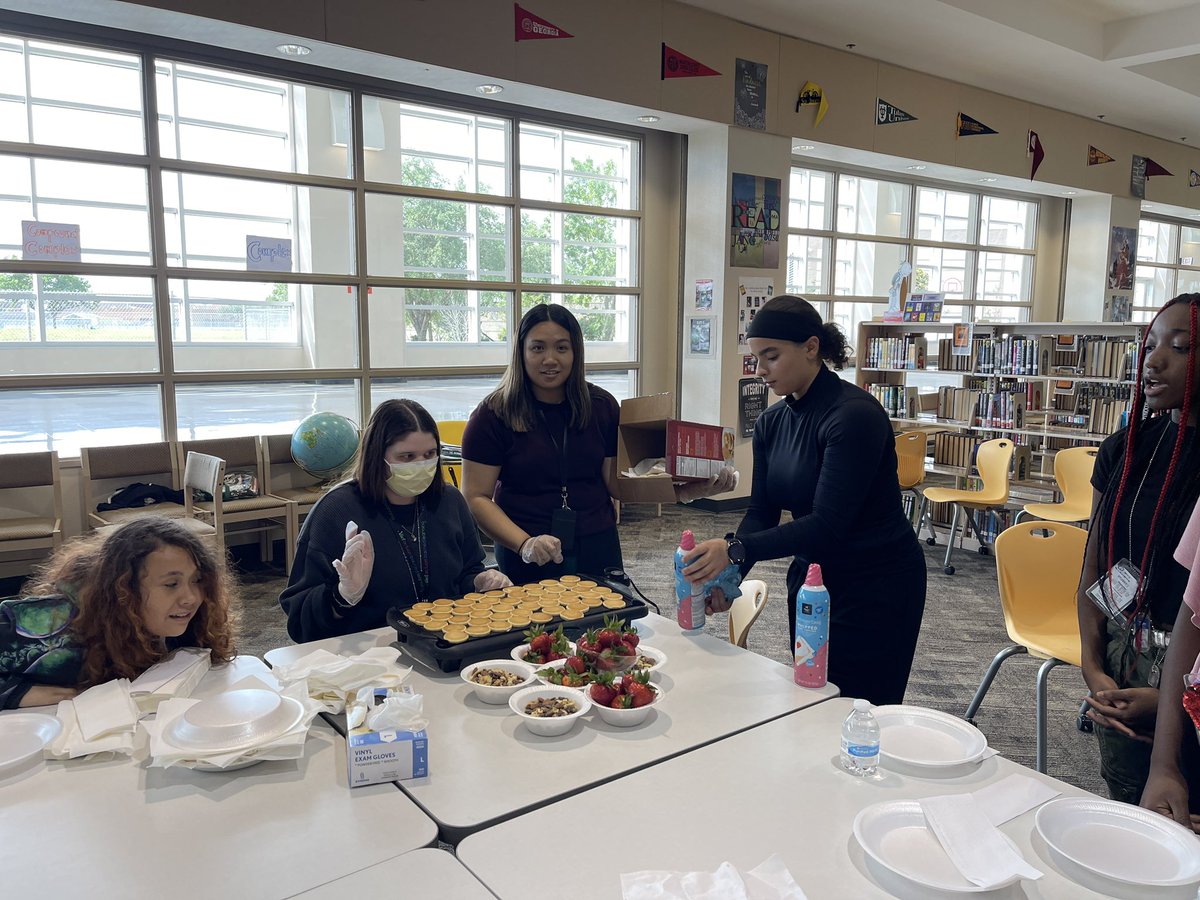 HNGCLibrary's tweet photo. “Poetry and Pancakes” in the Library! @HNGCBears @Alief_Libraries @librarianRamos #HNGCReads #BearsRead #ReadToLearn #ReadForFun #ReadForLife https://t.co/EY4HQf2GEb
