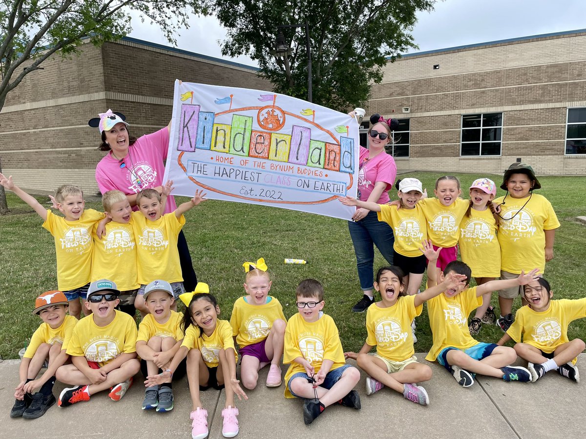 EmilyBynum5's tweet photo. Today we had the MOST MAGICAL FIELD DAY ON EARTH and I still can’t believe it’s my last Field Day with my partner in crime. 🥺💕

Thank you for planning such an amazing day for all of us, Coach Farmer!!! Lillian will never ever be the same without you!!! #AlvaradoExcellence https://t.co/PZIKAn77ru