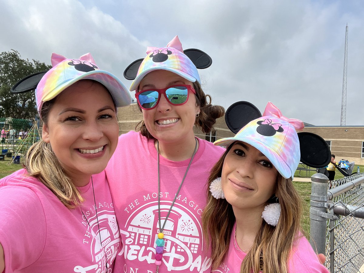 EmilyBynum5's tweet photo. Today we had the MOST MAGICAL FIELD DAY ON EARTH and I still can’t believe it’s my last Field Day with my partner in crime. 🥺💕

Thank you for planning such an amazing day for all of us, Coach Farmer!!! Lillian will never ever be the same without you!!! #AlvaradoExcellence https://t.co/PZIKAn77ru