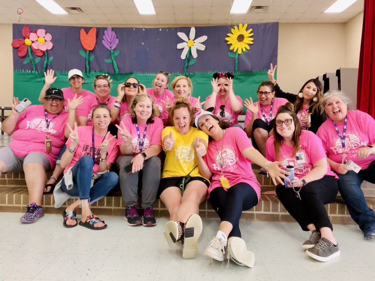 EmilyBynum5's tweet photo. Today we had the MOST MAGICAL FIELD DAY ON EARTH and I still can’t believe it’s my last Field Day with my partner in crime. 🥺💕

Thank you for planning such an amazing day for all of us, Coach Farmer!!! Lillian will never ever be the same without you!!! #AlvaradoExcellence https://t.co/PZIKAn77ru