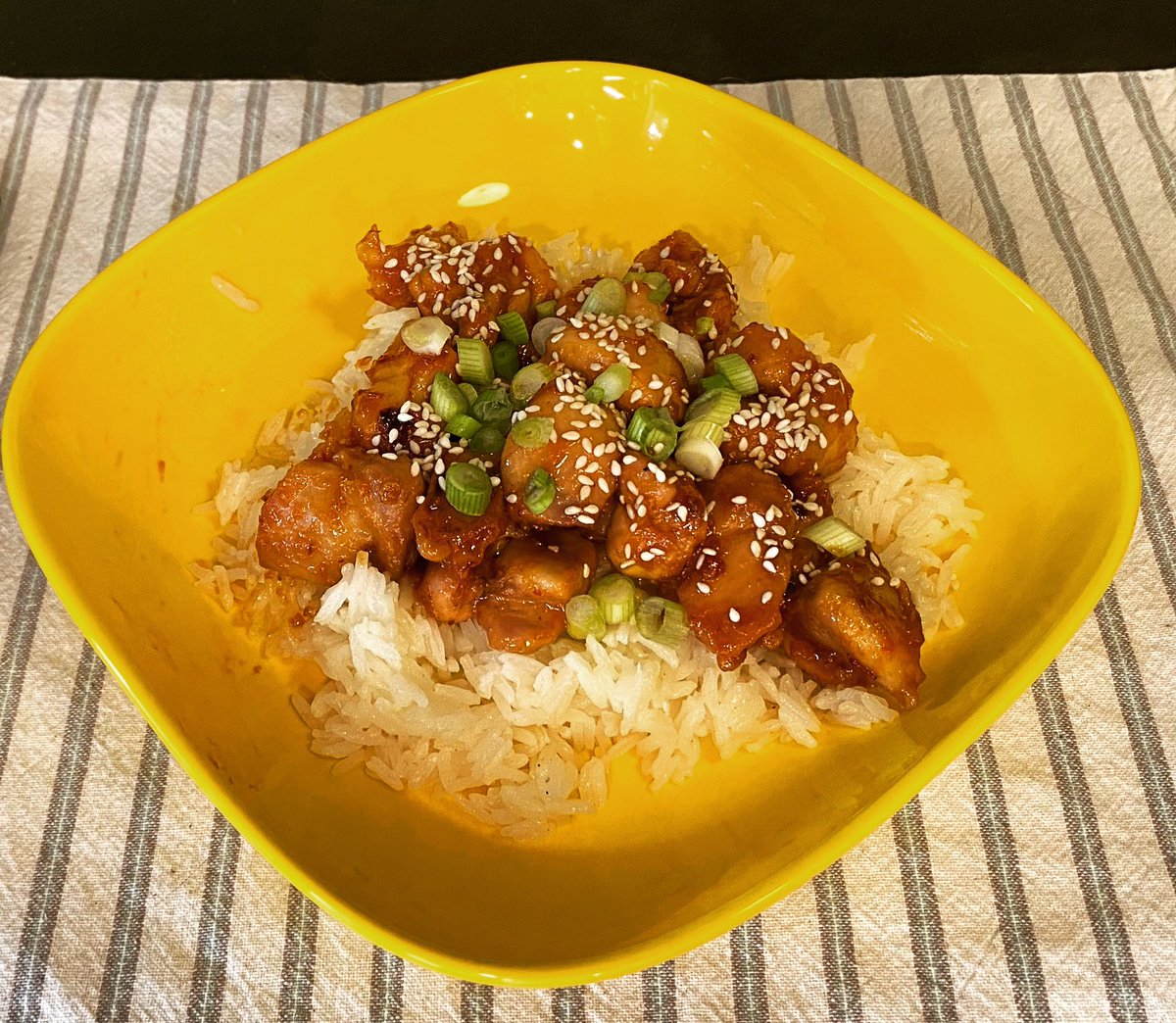 Chicken with honey-chili-garlic sauce! Supposed to be bone-in and done in the oven but I pivoted and did boneless in a skillet. Came out great! Followed the recipe for the sauce though:

177milkstreet.com/recipes/chili-…

#HoneyGarlicChicken #MilkStreetRecipes #Dulacious