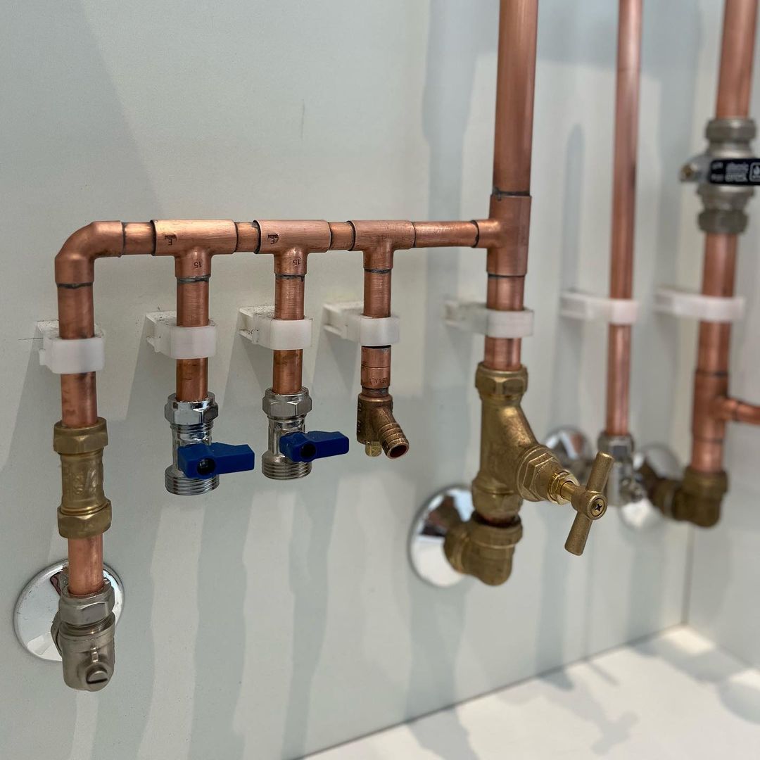 plumbergallery's tweet photo. Abit of plumbing under a kitchen sink ready for further 2nd fix 🔥🔥🔥 @talon.uk @lawtontubes
Credit: @mmplumber
#toolbag #plumbing #properincopper #plumber #heating #powerflush #cleansystem #copper #plumbersofinstagram #oil #gas https://t.co/dSwbq1YCGb