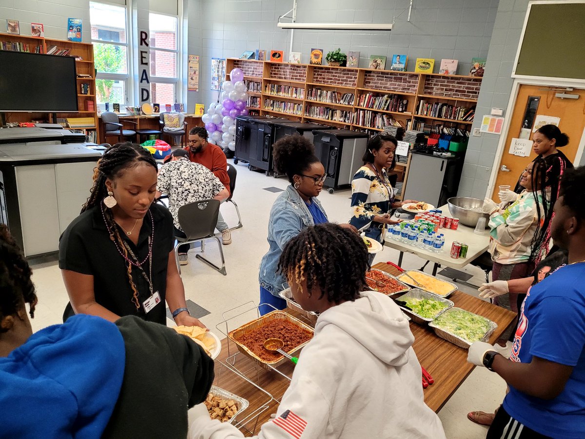 Taco'bout tasty!! The PTA, with help from the student council, served up tacos to the teachers. What an awesome lunch! @jefcoed #minormiddle #middleschool #education #school #pta #parentteacherassociation #teachersofinstagram #parents #teachers #students #teacherappreciationweek