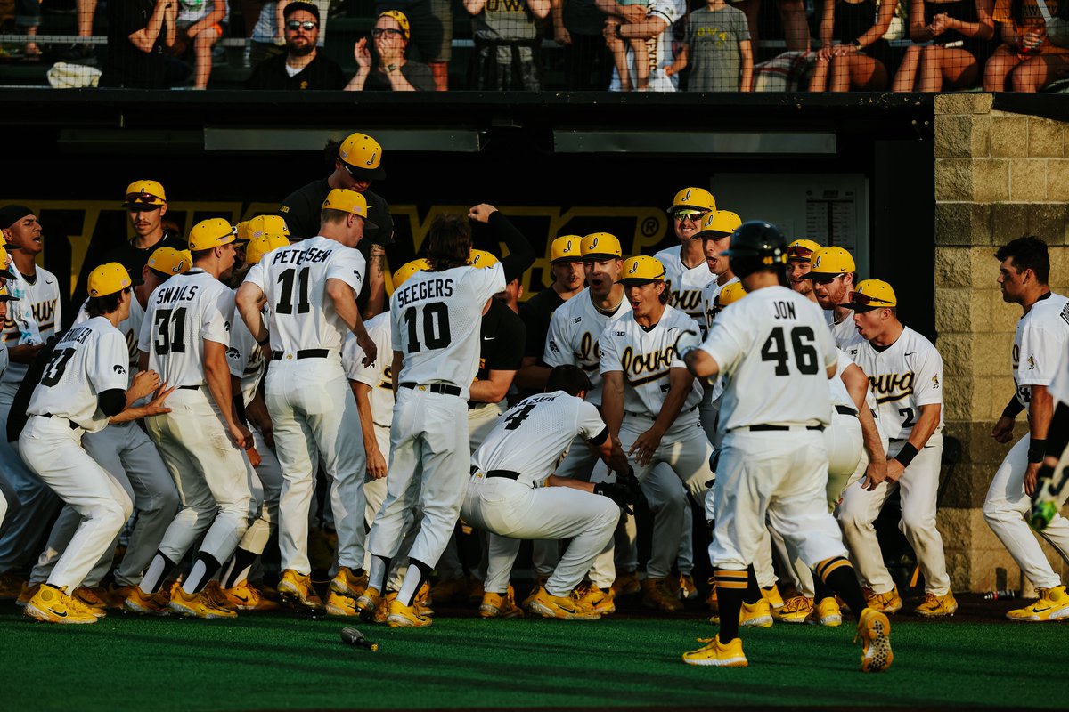 SLAM DUNK 🏀‼

<a href="/brayden_frazier/">brayden frazier</a> x #Hawkeyes