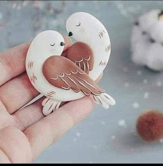 قال لها : العين التي تراك تحبك ..
قالت له : بل العين التي تحبك تراك !!

🤎🤎