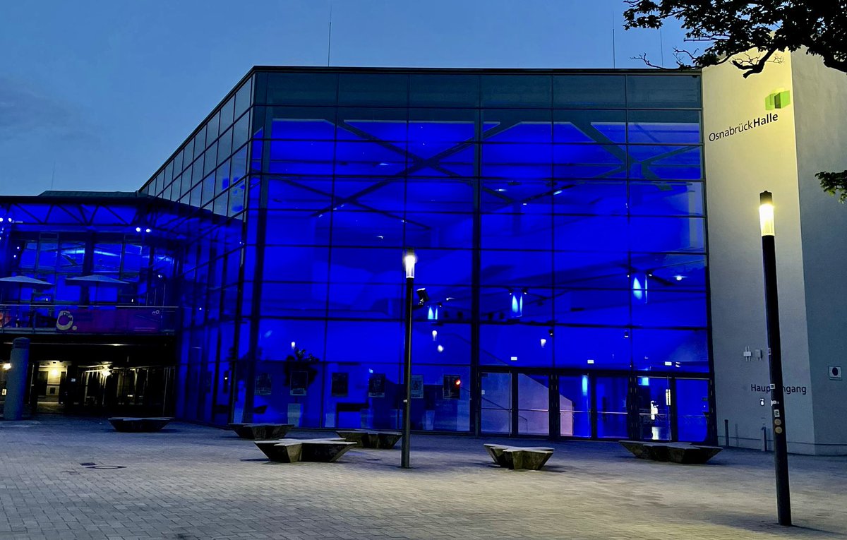 Heute leuchtet auch die #OsnabrückHalle blau als Zeichen der Solidarität mit #MECFS Betroffenen und um adäquate Versorgung und Forschung zu fordern.
Danke 💙 
 
#LightUpTheNight4ME 
#MEAwarenessDay 
#MillionsMissing 
@StadtOsnabrueck