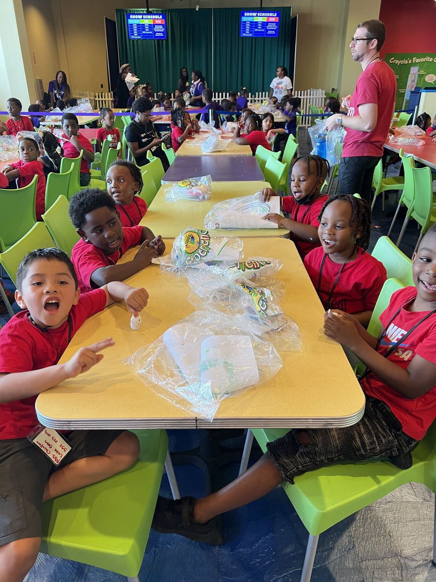 Our @LakegemES_ocps Kindergarten students loved learning all about art and having colorful experiences and fun at @visitcrayolaORL
during our field trip today! 
#BuildInspireAchieve #LakeGemProud