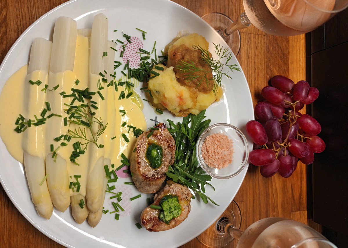 kristallnaach's tweet photo. Ich bin sooo satt..der Teller hat 
27cm und es gab Nachschlag 😋

🌱 #Spargel #Lendchen &amp; rosa
    #Salzflocken #FingerSalz 💟
#BärlauchButter #selbstgemacht 

🍷#Sonntagsessen #Wein #Prost🍷
#frischgekocht 🧹 🧙‍♀️ #Hexenküche https://t.co/eL1mDCp6vI