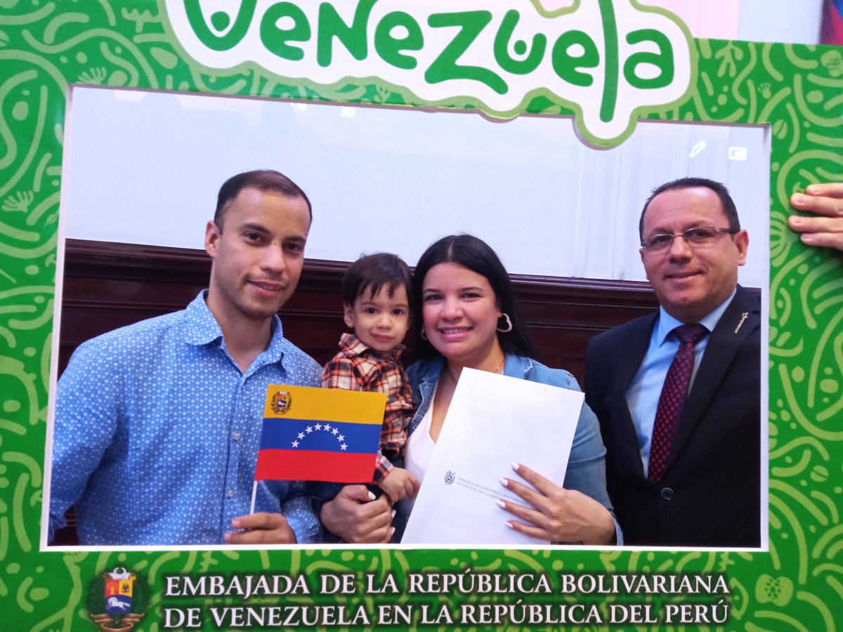 EmbajadaVzlaPer's tweet photo. #12May En un acto solemne, hicimos entrega de 57 registros de nacimiento. Con alegría y gratitud, nuestros connacionales recibieron de manos del Embajador @alexanderyd2030 el acta de inscripción para sus hijos e hijas. Un emotivo encuentro de lo afirmativo venezolano! https://t.co/iZ1DyNYBTB