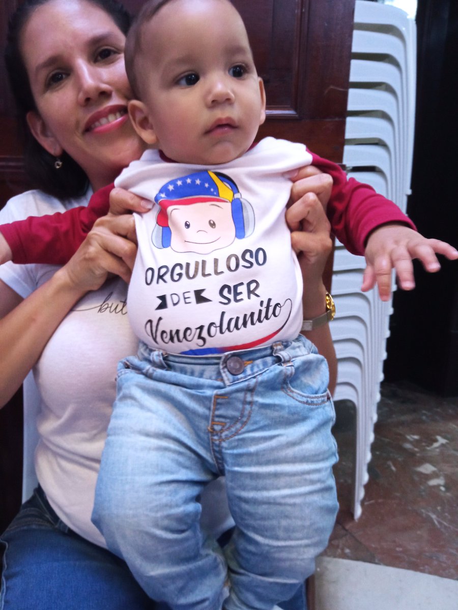 EmbajadaVzlaPer's tweet photo. #12May En un acto solemne, hicimos entrega de 57 registros de nacimiento. Con alegría y gratitud, nuestros connacionales recibieron de manos del Embajador @alexanderyd2030 el acta de inscripción para sus hijos e hijas. Un emotivo encuentro de lo afirmativo venezolano! https://t.co/iZ1DyNYBTB