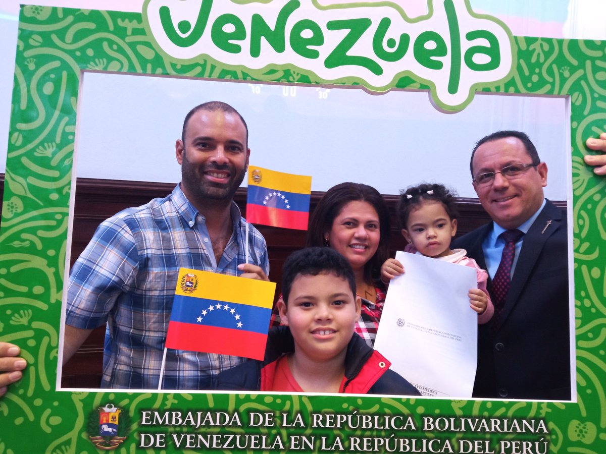 EmbajadaVzlaPer's tweet photo. #12May En un acto solemne, hicimos entrega de 57 registros de nacimiento. Con alegría y gratitud, nuestros connacionales recibieron de manos del Embajador @alexanderyd2030 el acta de inscripción para sus hijos e hijas. Un emotivo encuentro de lo afirmativo venezolano! https://t.co/iZ1DyNYBTB