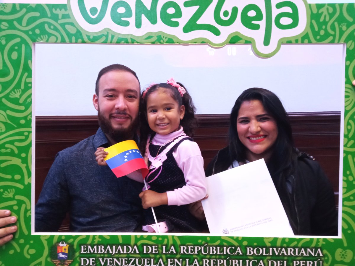 EmbajadaVzlaPer's tweet photo. #12May En un acto solemne, hicimos entrega de 57 registros de nacimiento. Con alegría y gratitud, nuestros connacionales recibieron de manos del Embajador @alexanderyd2030 el acta de inscripción para sus hijos e hijas. Un emotivo encuentro de lo afirmativo venezolano! https://t.co/iZ1DyNYBTB