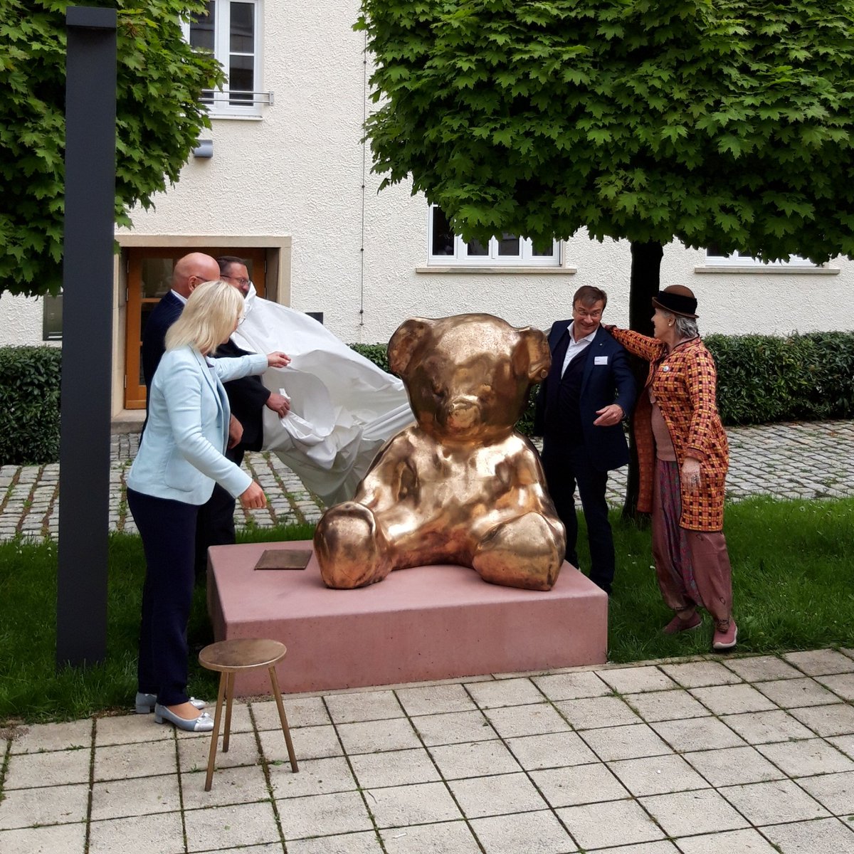 MechthildWolff's tweet photo. #Betroffene und Ministerin Scharf enthüllen das Erinnerungskunstwerk von Bruno Wank #inthenameof in München. Es erinnert an Gewalt, die junge Menschen in der Jugendfürsorge und Behindertenhilfe, in Psychiatrien und anderswo erleiden mussten. NIE WIEDER! Aufarbeitung ist ein MUSS. https://t.co/oIq7PIjhk1