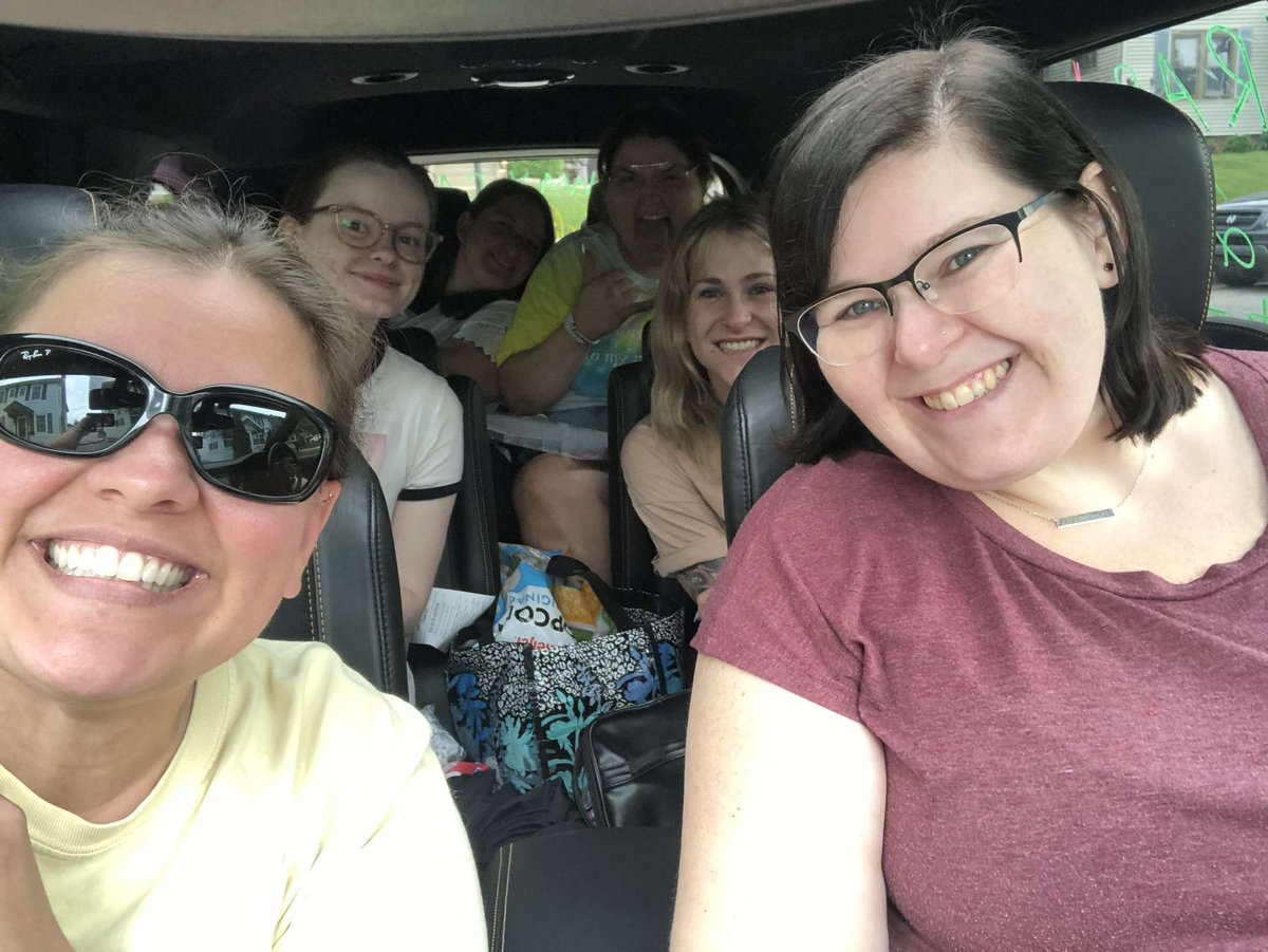 kenzzzz10's tweet photo. Road trip to see @taylorswift13 with my favorites!! #PhillyTSErasTour #nighttwo https://t.co/N5lqM332Nj
