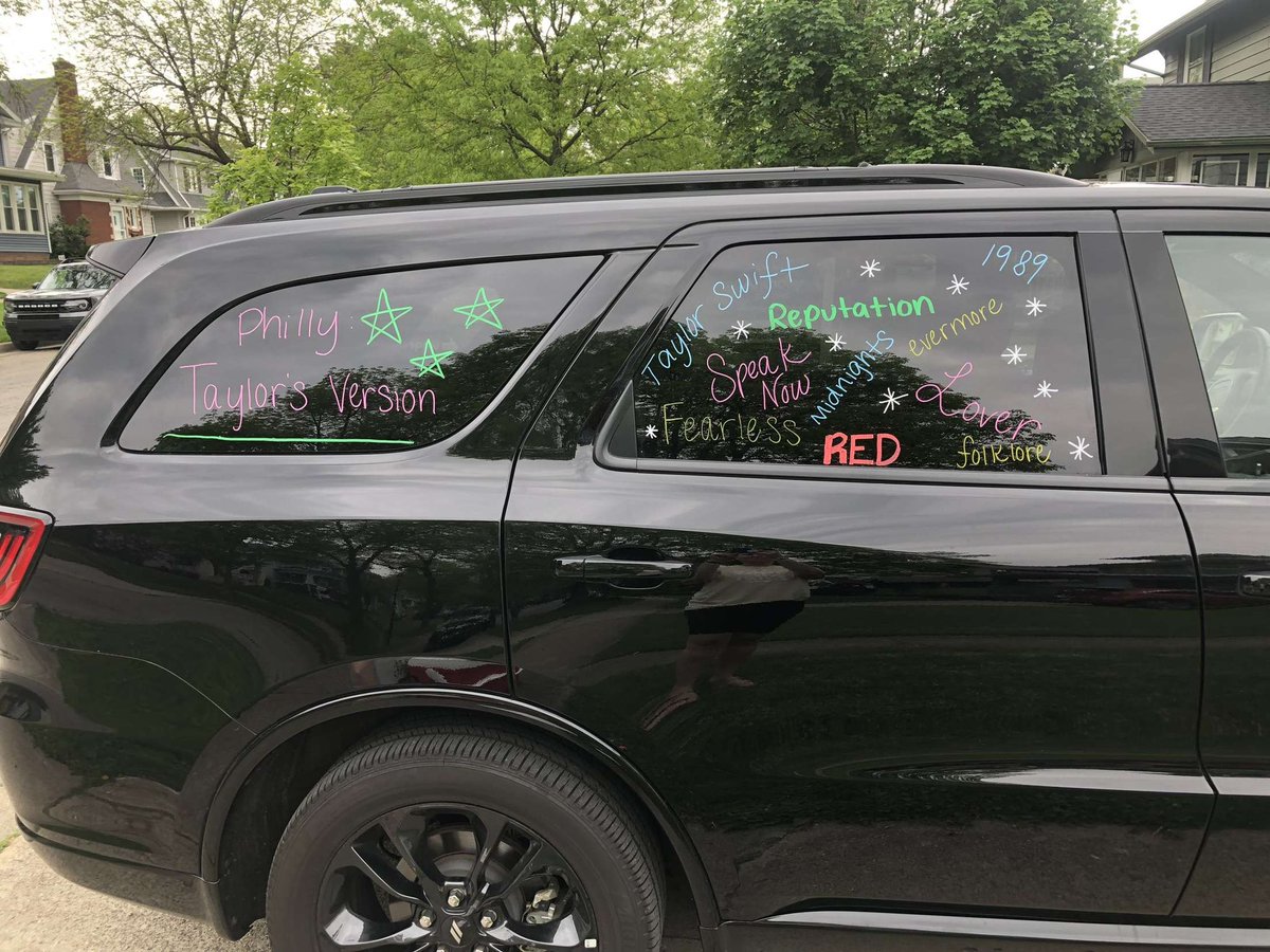 kenzzzz10's tweet photo. Road trip to see @taylorswift13 with my favorites!! #PhillyTSErasTour #nighttwo https://t.co/N5lqM332Nj