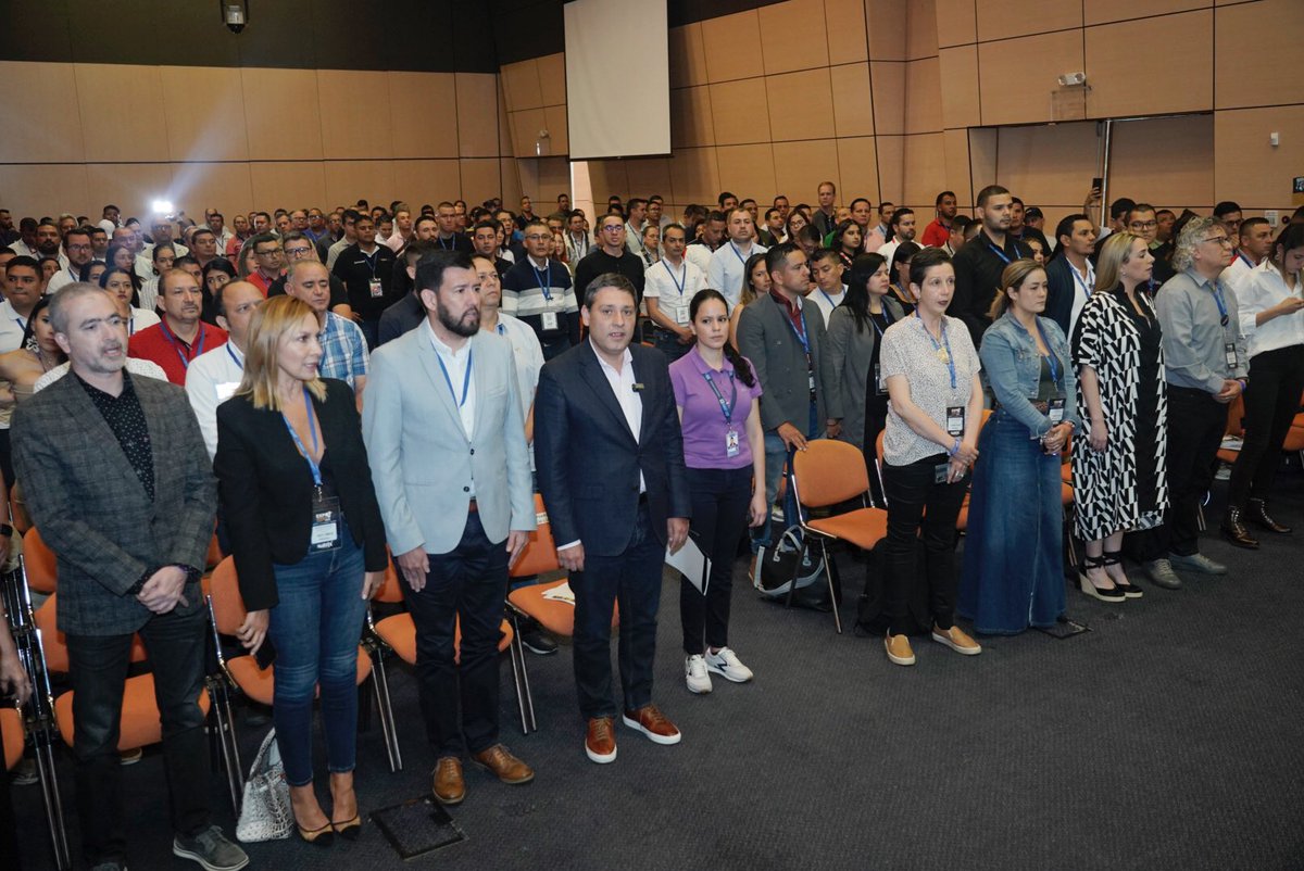 pipehincapieu's tweet photo. Compartimos el cierre de #ExpoComutv con nuestro Ministro @MauricioLizcano quien presentó los retos al frente de @MinTIC_responde Conectividad, innovación y educación digital son el norte para generar mayores oportunidades y equidad. @Teleantioquia https://t.co/XF4HVU5LK7
